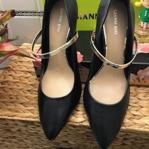 Pumps (NWT)